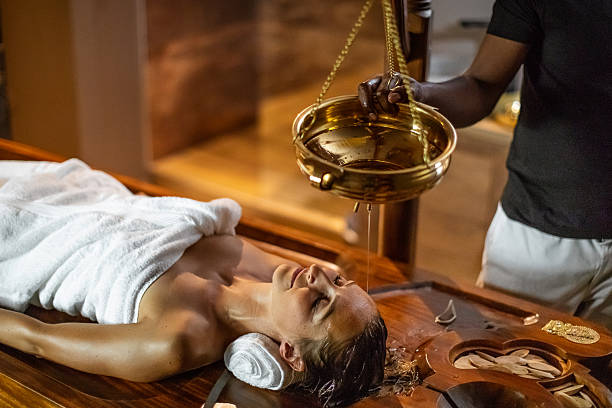 Shirodhara ayurvédico para el estrés crónico: terapia de aceite tibio para calmar el sistema nervioso